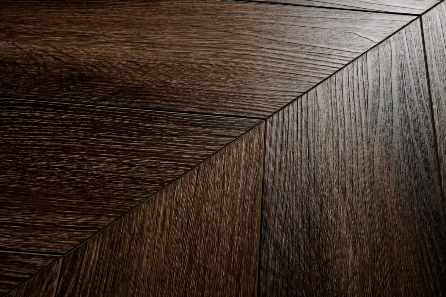 Клеевой виниловый пол Damy Floor Chevron LVT Лувр 600x127x2.5 мм, упаковка 3,048 м Клеевой виниловый пол Damy Floor Chevron LVT Лувр 600x127x2.5 мм, упаковка 3,048 м